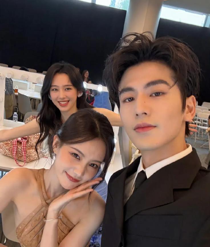李一桐身为这个女演员比她还好看，有点貌美如花的样子，还有个可爱的小酒窝，但是还是