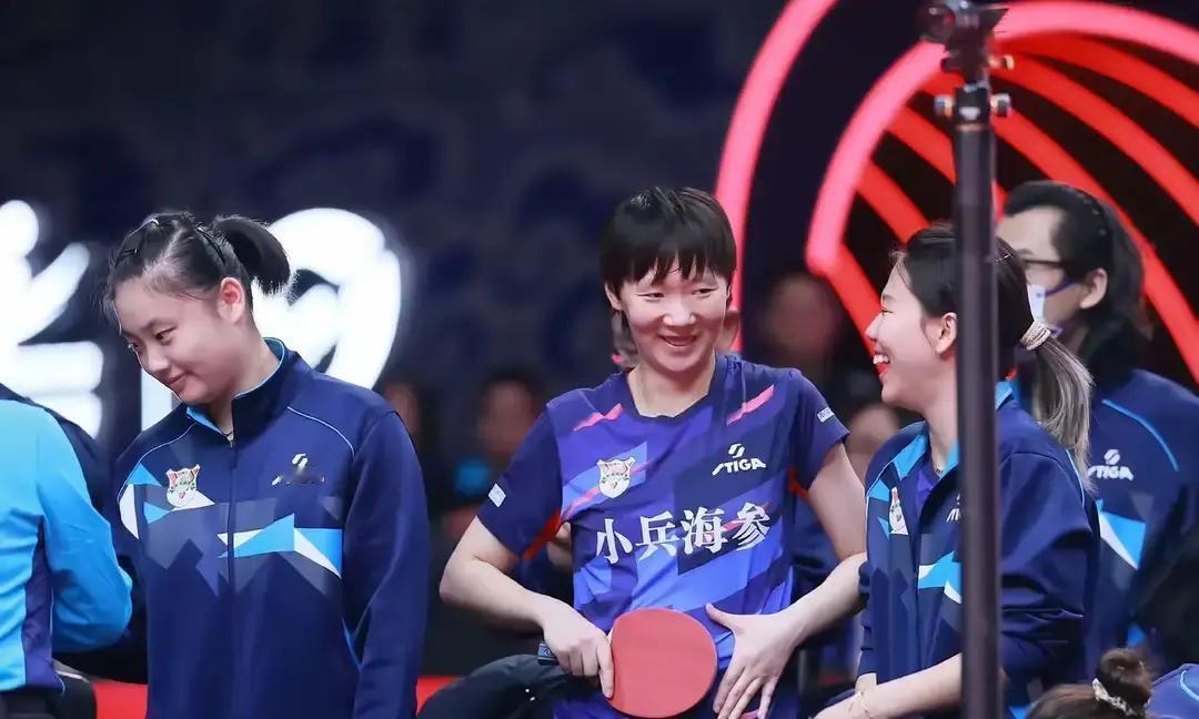 王曼昱坐板凳，鲁能丢冠！深圳大学3比1拿下决赛，鲁能把王牌按在替补席。球迷