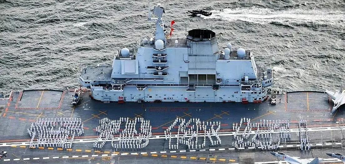 八年前，辽宁舰访港，辽宁舰水兵在航母甲板上排出“香港你好”的字形。但是，你以为香