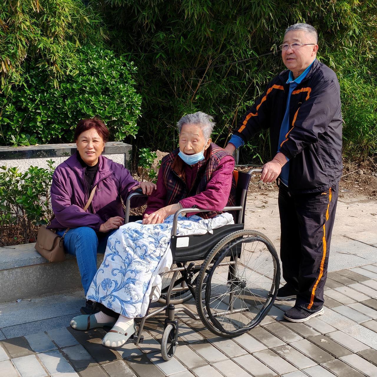 前两天就有一些个小吃店“关门”了，自个儿给自个“放假”回家过年了。西安是一个很