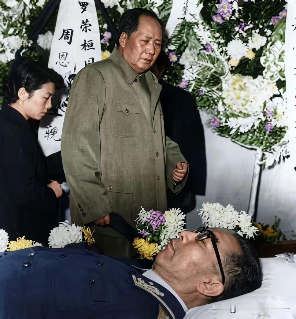 毛主席在凭吊罗荣桓同志