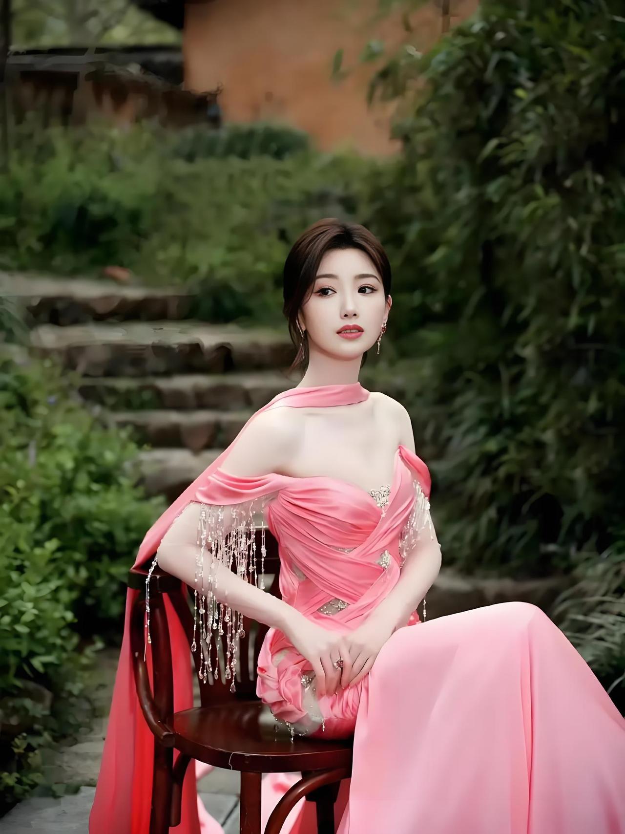 毛晓彤写真集里，她灵动俏皮，甜笑动人，尽显青春活力与甜美气质。美爆了清纯女神