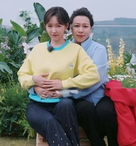 程潇现在VS小时候。衣服裤子都一模一样，神还原啊！