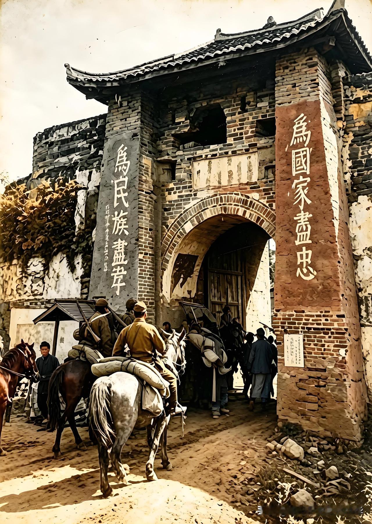 爱国标语犹在，国土已然沦陷，勿忘国耻1939年3月，日军骑着高头大马，耀武扬威