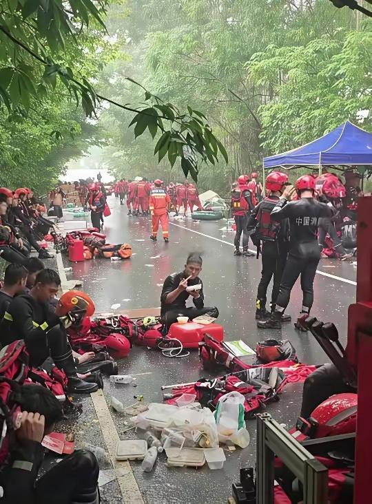 大声说出来：“该不该军人优先”“应该！必须应该！”