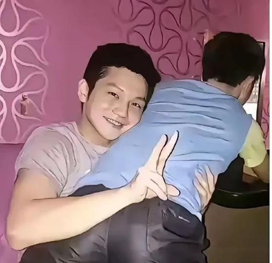 这还是我们熟悉和认识的那个小胖吗？没想到现在成熟稳重的小胖，以前也是个搞笑明星！