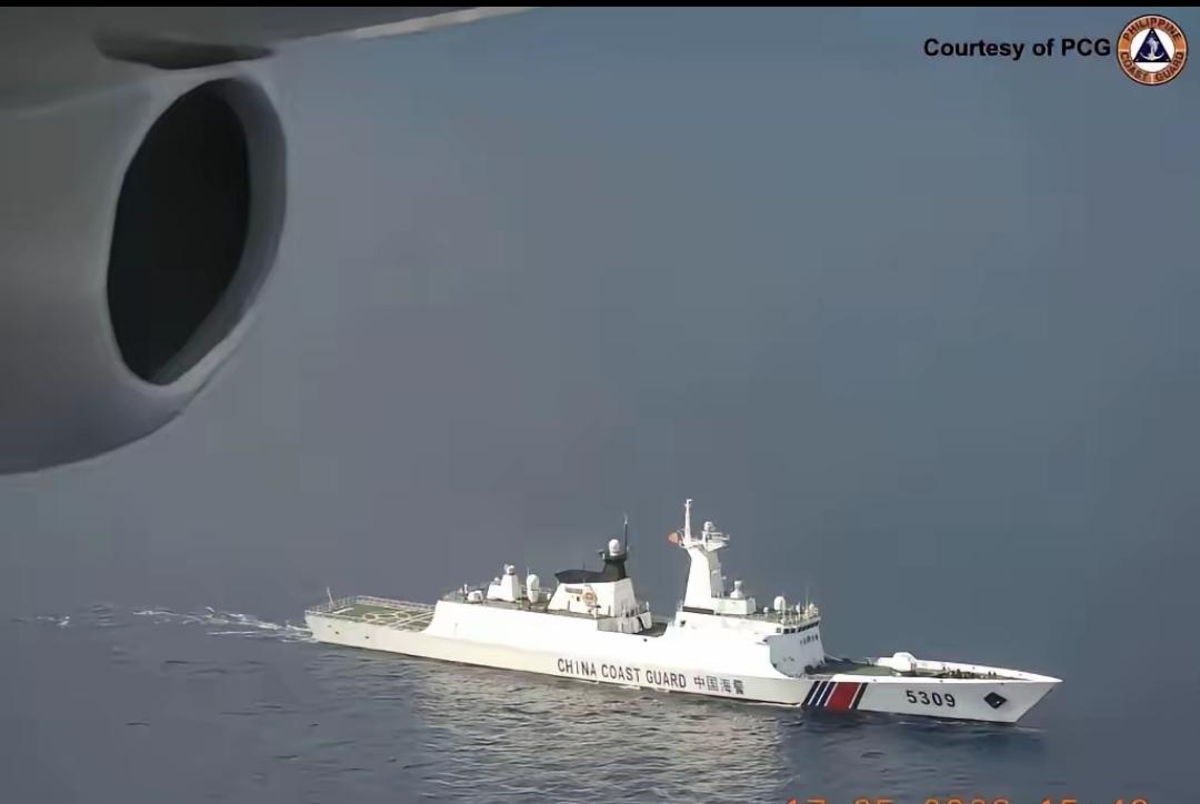 这回咱海警是动了真格的了。5月16号那天，两艘海警船贴着中业岛开，离得特别近，连