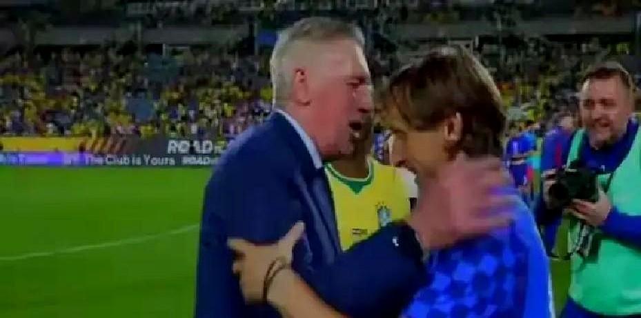 巴西3-1赢了克罗地亚，但赛后这一幕，比进球好看多了。安切洛蒂一把搂住莫德里