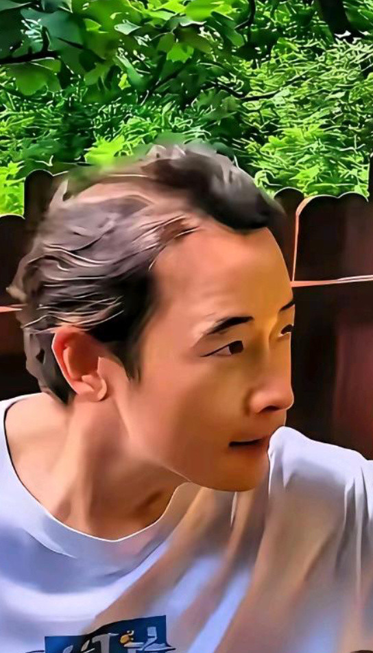 很难相信这是罗晋私下的样子，普通到不能再普通，这个造型看上去跟唐嫣很不配。