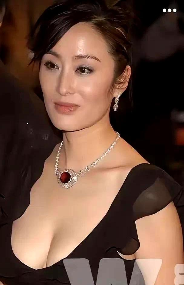 刚刷到58岁张敏的直播，我攥着手机直接喊出声：这是当年的赵敏郡主？！定居清迈