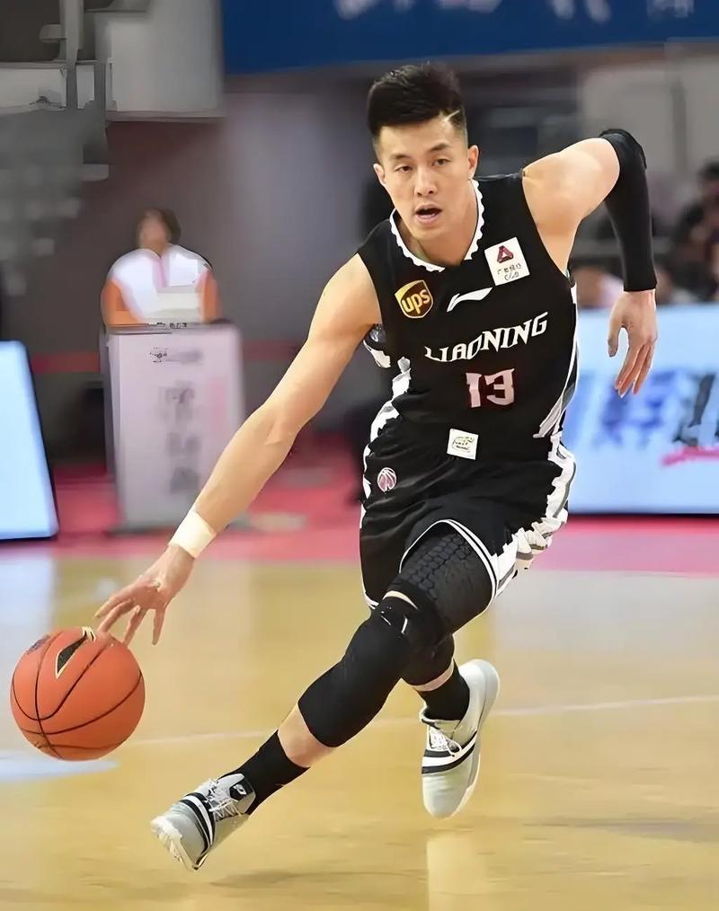 郭艾伦不打球了郭艾伦上海签约新岗位郭艾伦赴上海正式签约CBA官方转播平台解说