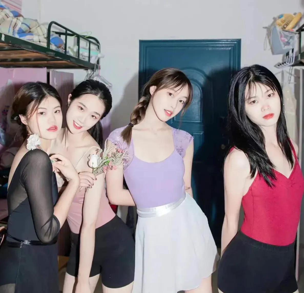 以前的大学女生宿舍和现在的大学女生宿舍。前两张是这两年的，后两张是接近30年前