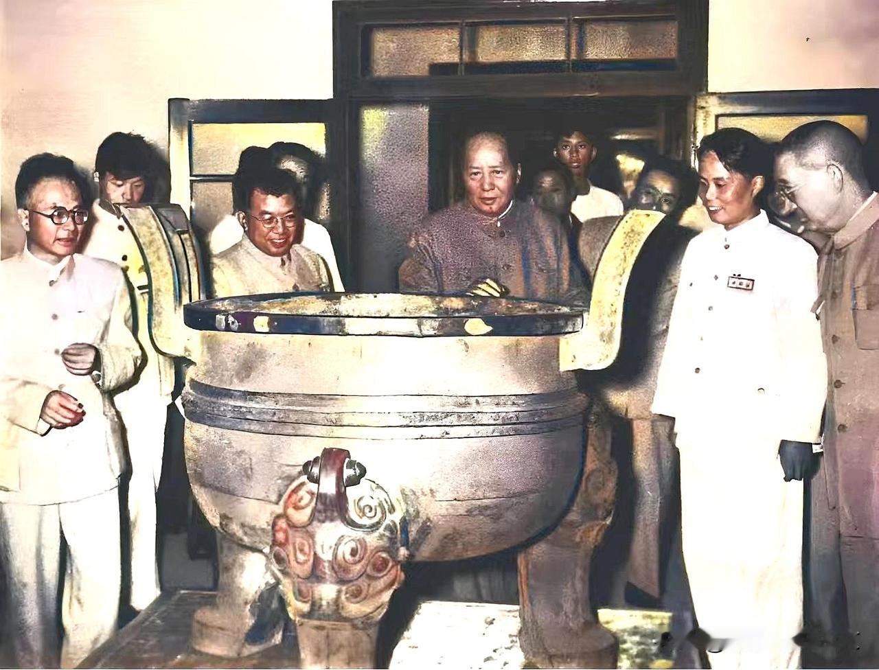 历史时光这是1958年9月毛主席在众人的陪同下来到安徽博物馆视察。毛主席走到一