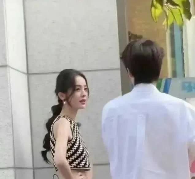 确实瘦了好看，看看古力娜扎这身材，真是远看像纸片一样薄啊！古力娜扎官方记录身