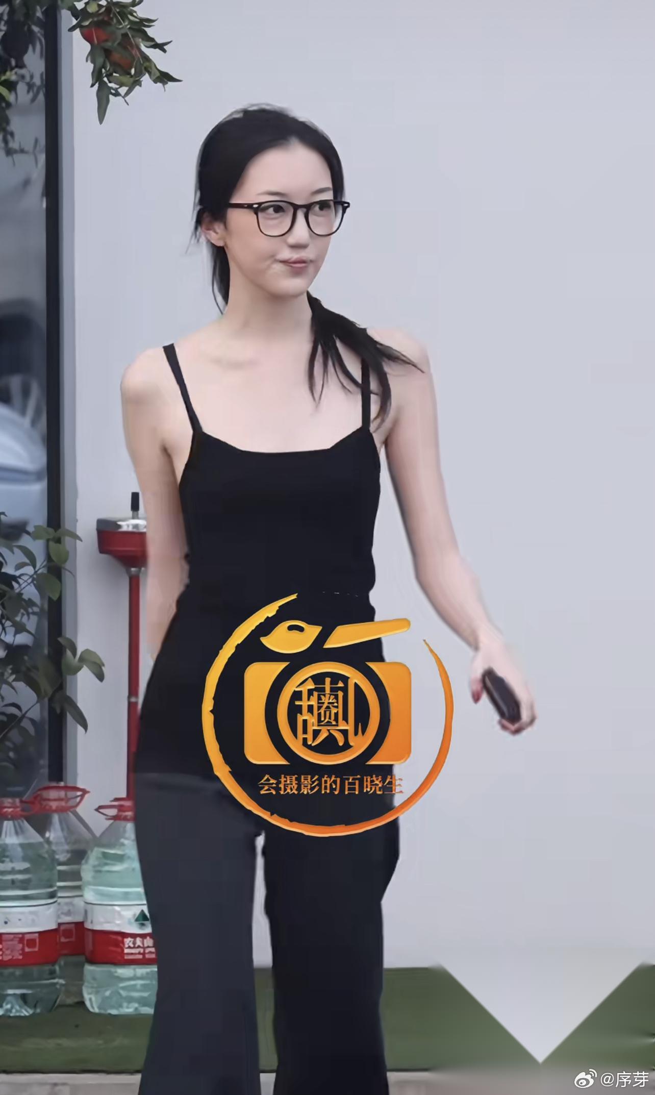 李嫣像妈妈王菲居然也会惹来质疑？不得不感慨女大十八变，李嫣这次真的让大家眼前一亮，逼近175的身高，