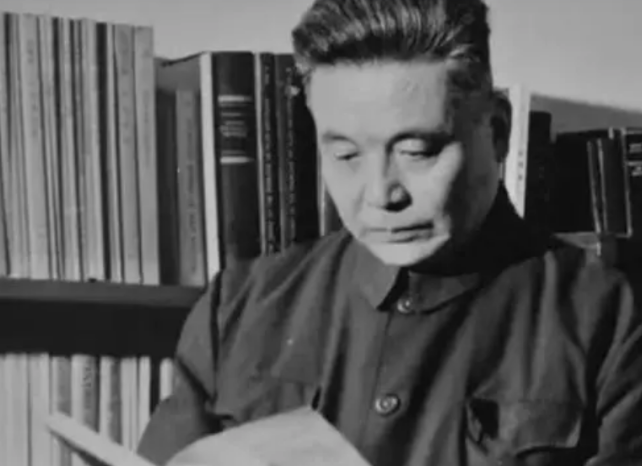 1986年，邓稼先在临终前提出想要在去看一眼天安门，可当他乘坐的轿车驶过天安门时