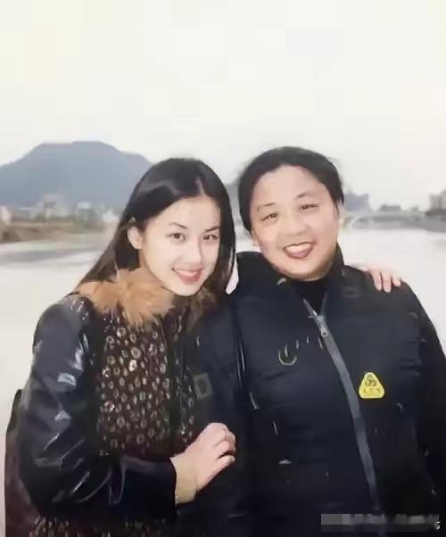 黄圣依妈妈感慨道，在给女儿填高考志愿的那个晚上，她和孩子爸在书房里吵得厉害，甚至