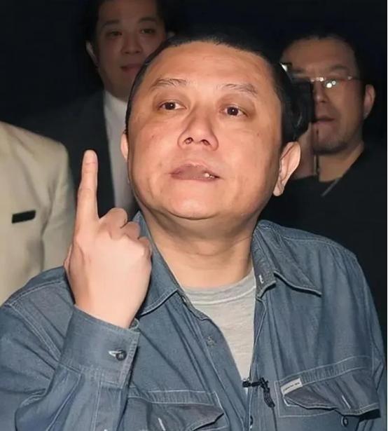 1997年，王朔躲去美国，他说：“美国社会井井有条，我作为一个外国人在那里也有安