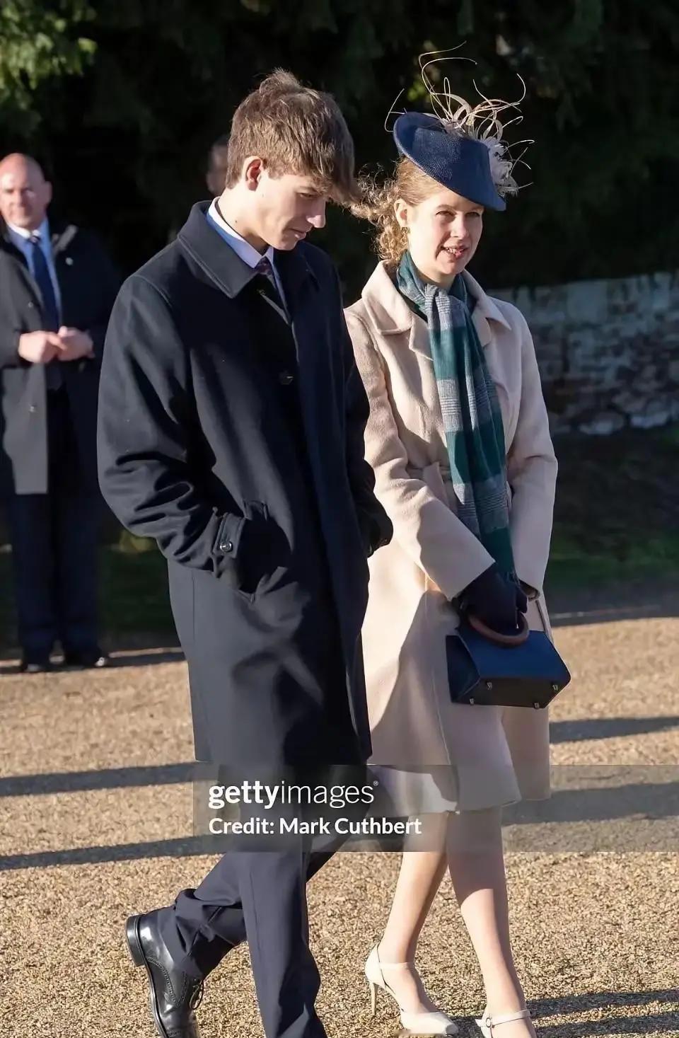 20年前旧大衣，19岁女孩穿成顶流她翻出老妈的Prada长大衣，毛边卷卷，