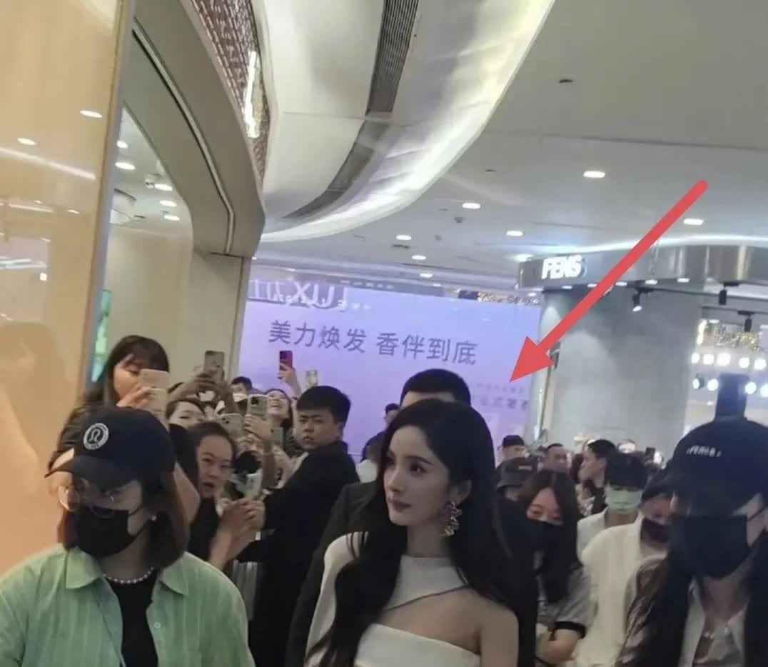 我同学亲自采访过杨幂她悄咪咪的告诉我说杨幂根本不是电视上那样子！