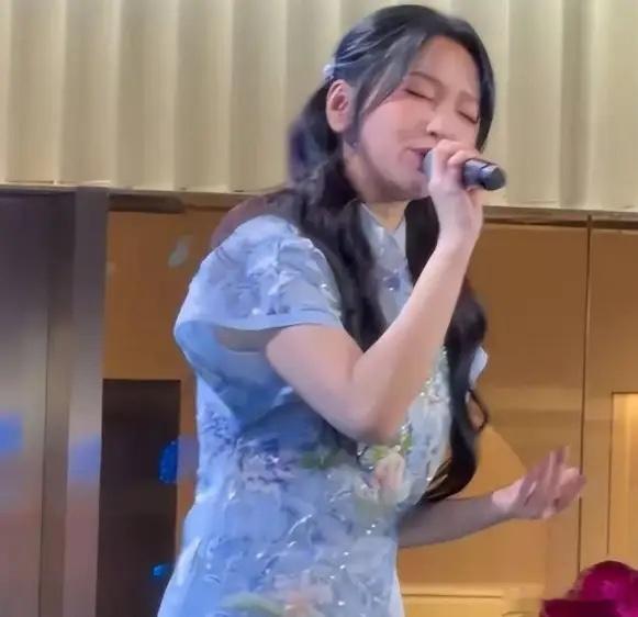 42岁著名歌手江苏走穴，宾客只顾吃席没人搭理。江苏如皋一场普通婚礼现场，42岁的