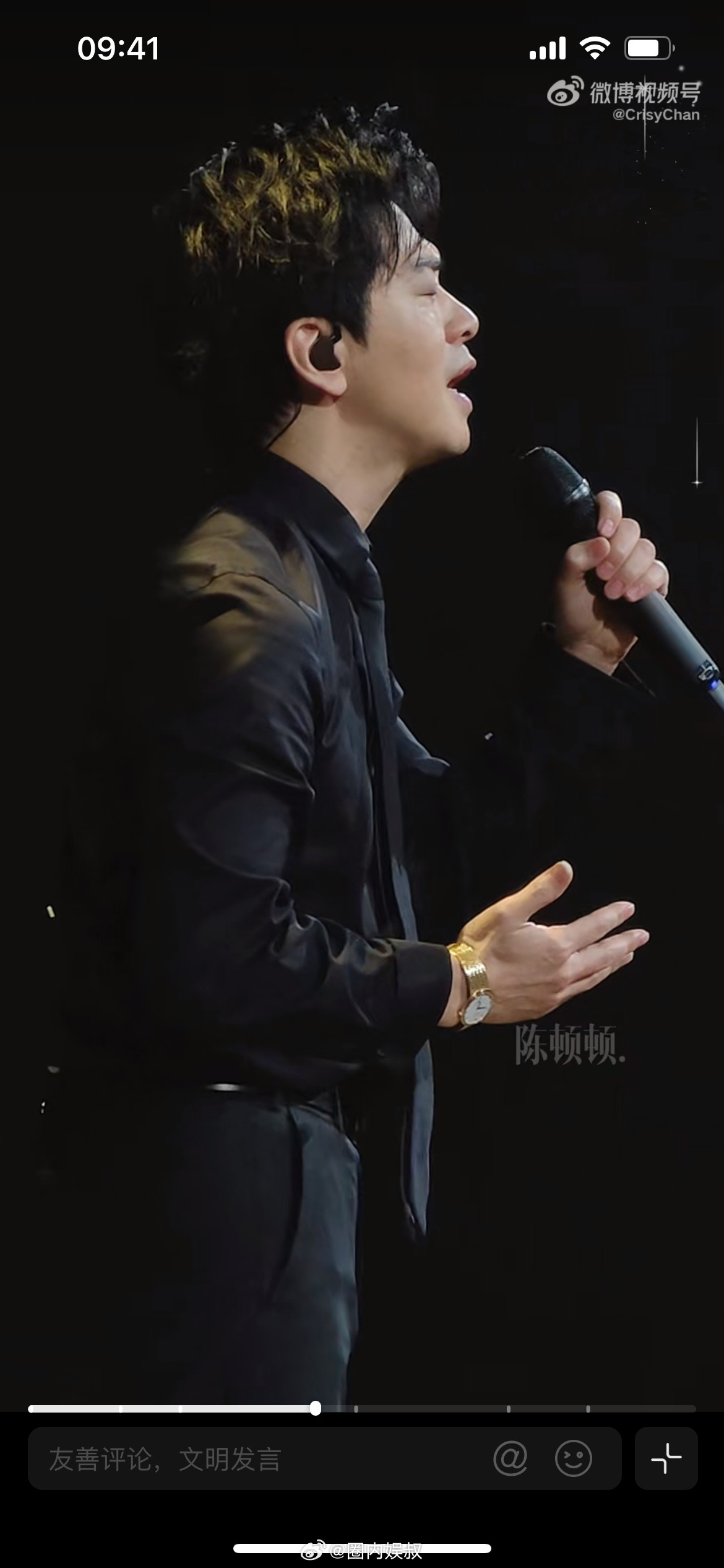 李健称翻唱是对歌手最好的怀念，李健万物安生时巡回演唱会成都站上，他带来特别的曲目《情怨》，开唱前坦言