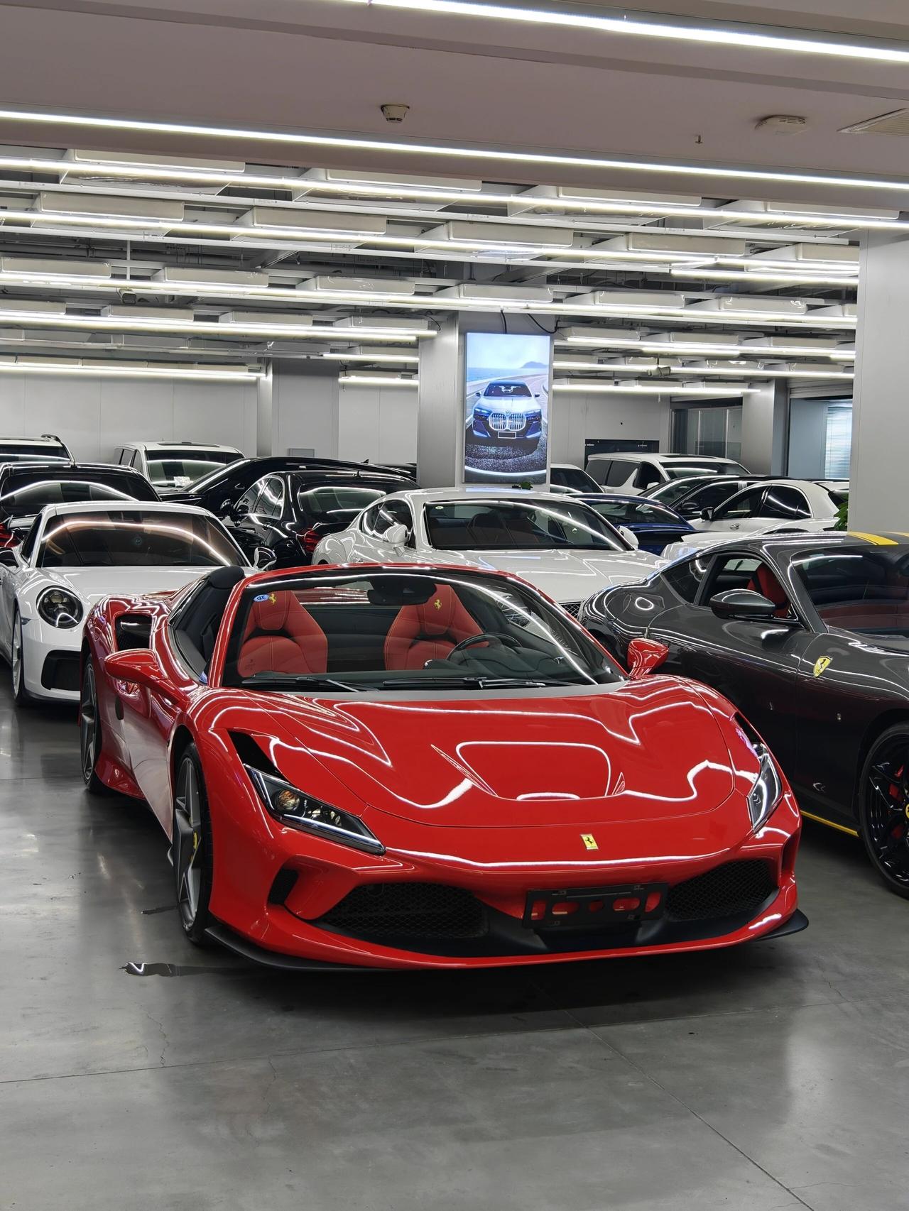 不为炫耀，只为取悦自己.法拉利F8敞篷.14秒开合硬顶，与风相拥。3.9TV8