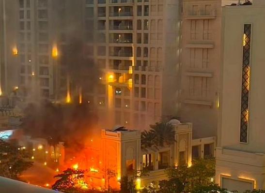 七星级帆船酒店被导弹碎片砸出明火，哈利法塔旁警报彻夜轰鸣，原本躺赚的房产中介直接