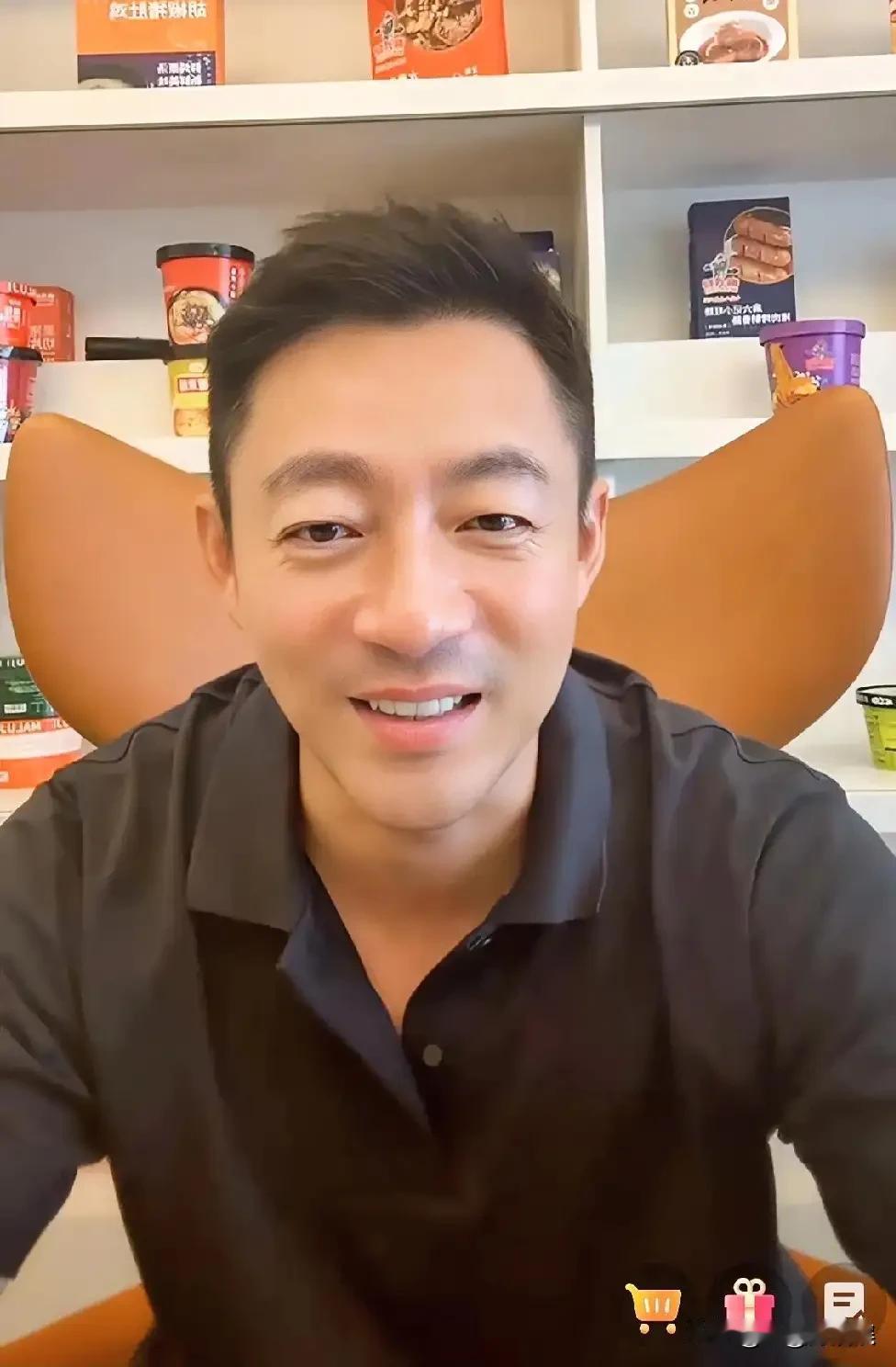 汪小菲，正面回应为何不接孩子回北京读书的原因。9月16日上午，汪小菲开直播聊