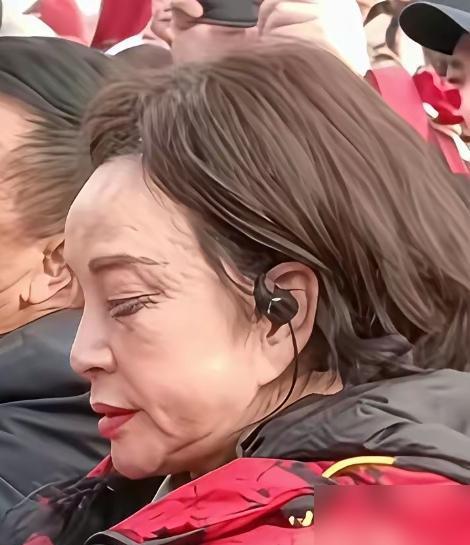 刘晓庆当众手抖如筛糠，可她死磕到底：74岁拍吻戏，还要当丫头教教主！谁不知