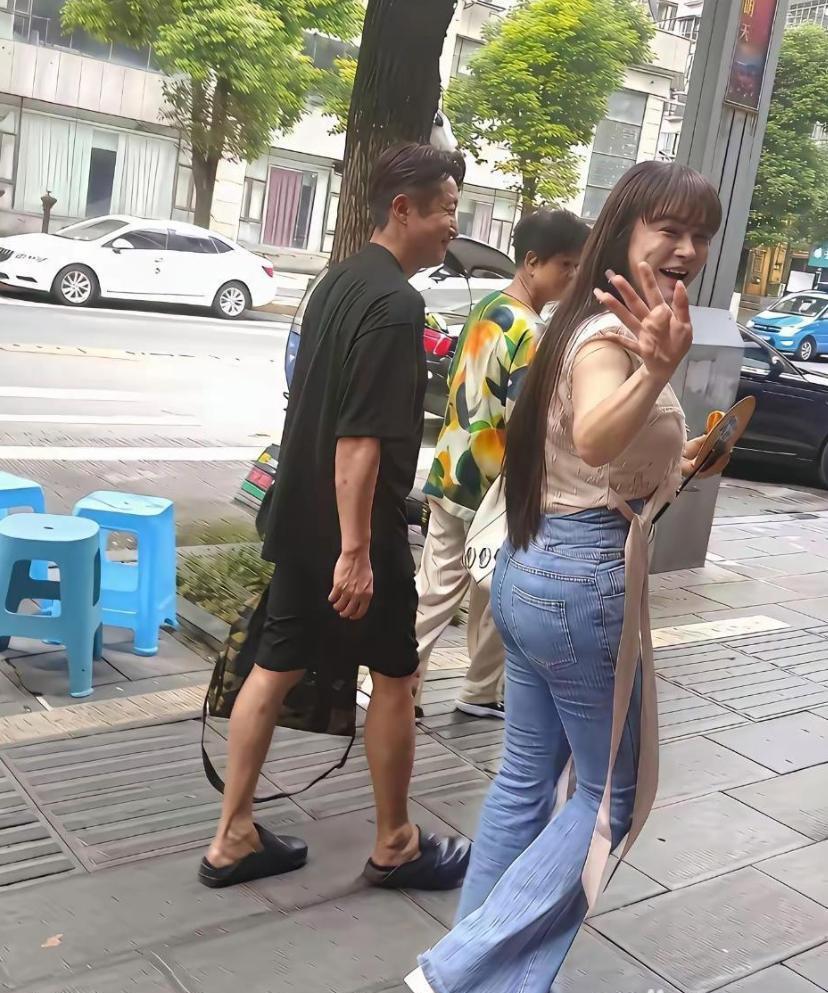 邹市明：（看着旁边走开的冉莹颖，小声嘀咕）老婆，刚才隔壁桌那几个女的盯着你看，是