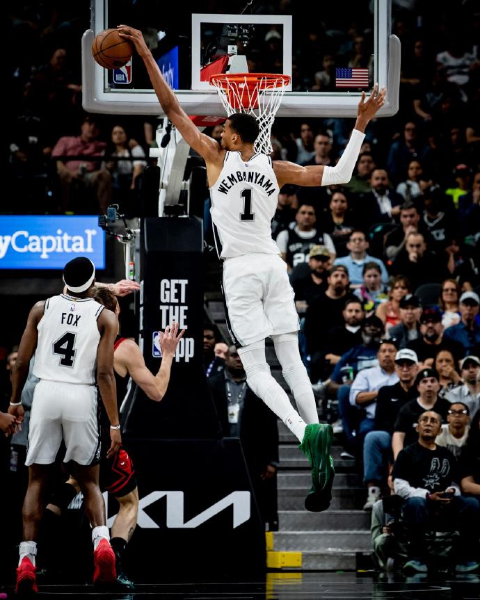 遮天蔽日！文班亚马这图片，太夸张了！以他2米26的身高和2米5的臂展，在篮下