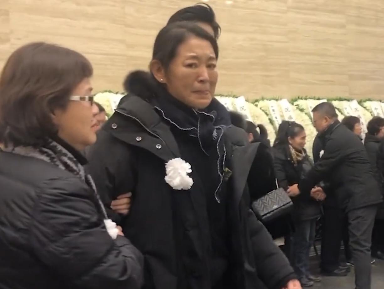 倪萍短短几年间已经悲痛送别了多位好友。93岁的著名演员彭玉去世后，倪萍第一时间