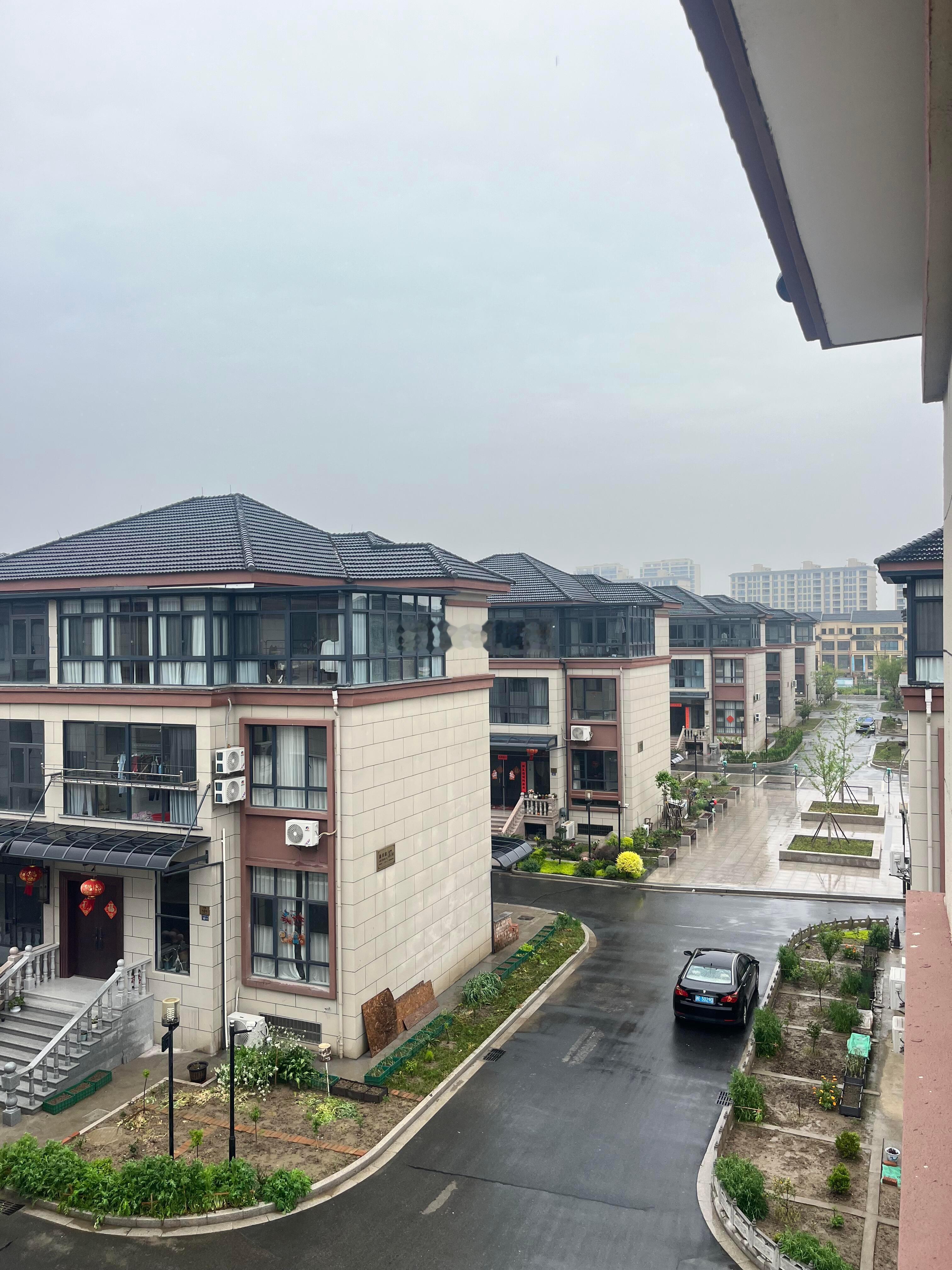 左边是浙江农村，右边是日本京都富人区。