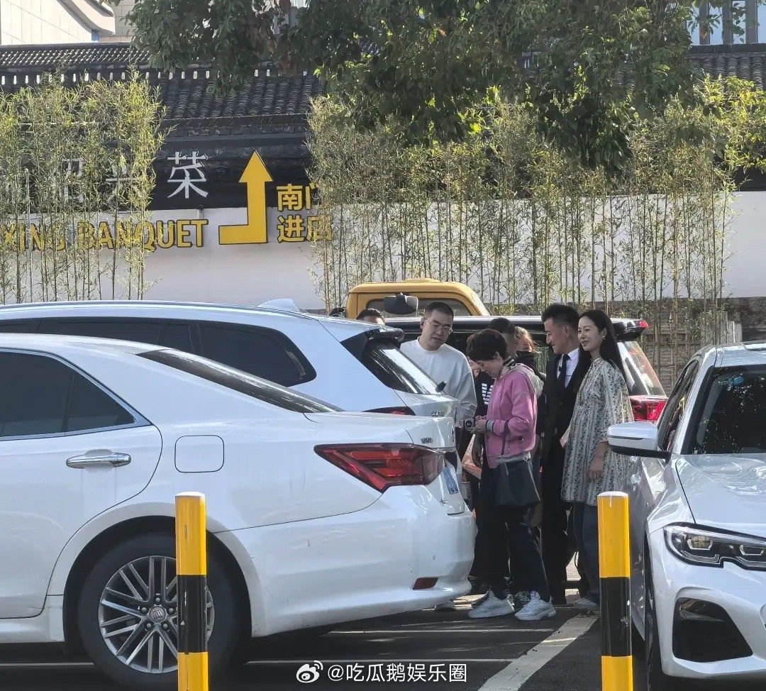 42岁江一燕官宣离婚后首露面,回老家绍兴休养状态憔悴亲妈陪着她!!!