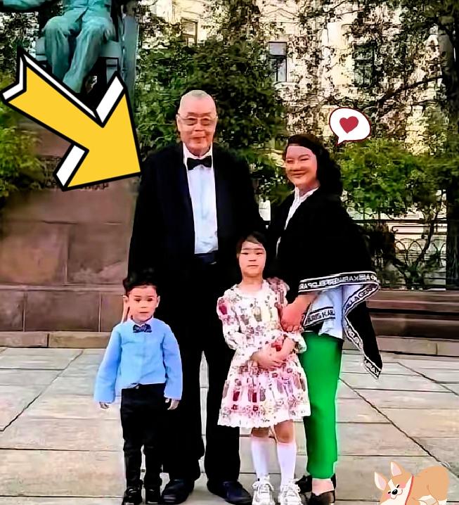 已经定居美国的87岁钢琴大师刘诗昆，带着比自己小30多岁的妻子孙颖，还有5岁的女