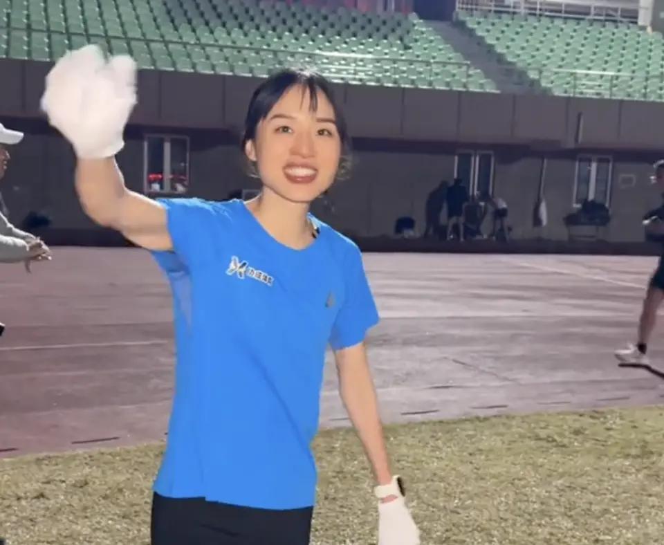 峰回路转！2026年1月6日晚，福州体育场内，辞职仅4天的前护士张水华开启首场