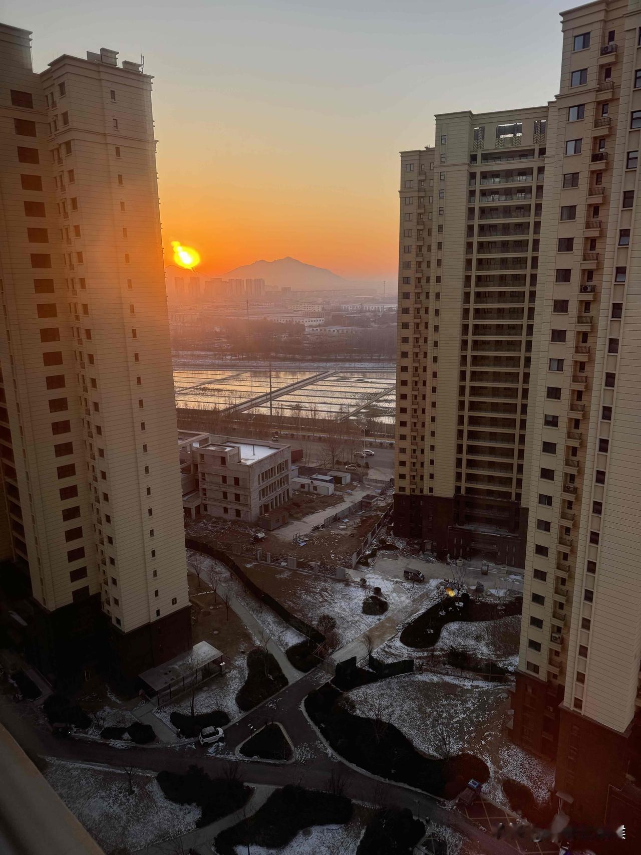 下楼扔垃圾时，听到楼下有一对母女正在激烈争吵！女儿：“我才出去找工作的，我才