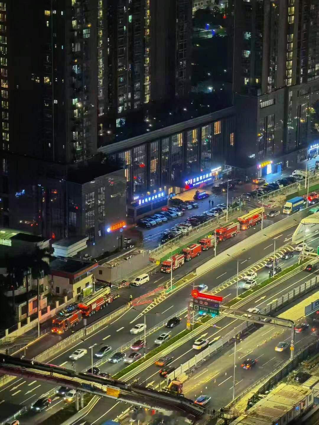 深圳消防支援香港香港大埔墟大火简直人间炼狱，下午烧到现在还没救灭，深圳已经发出多