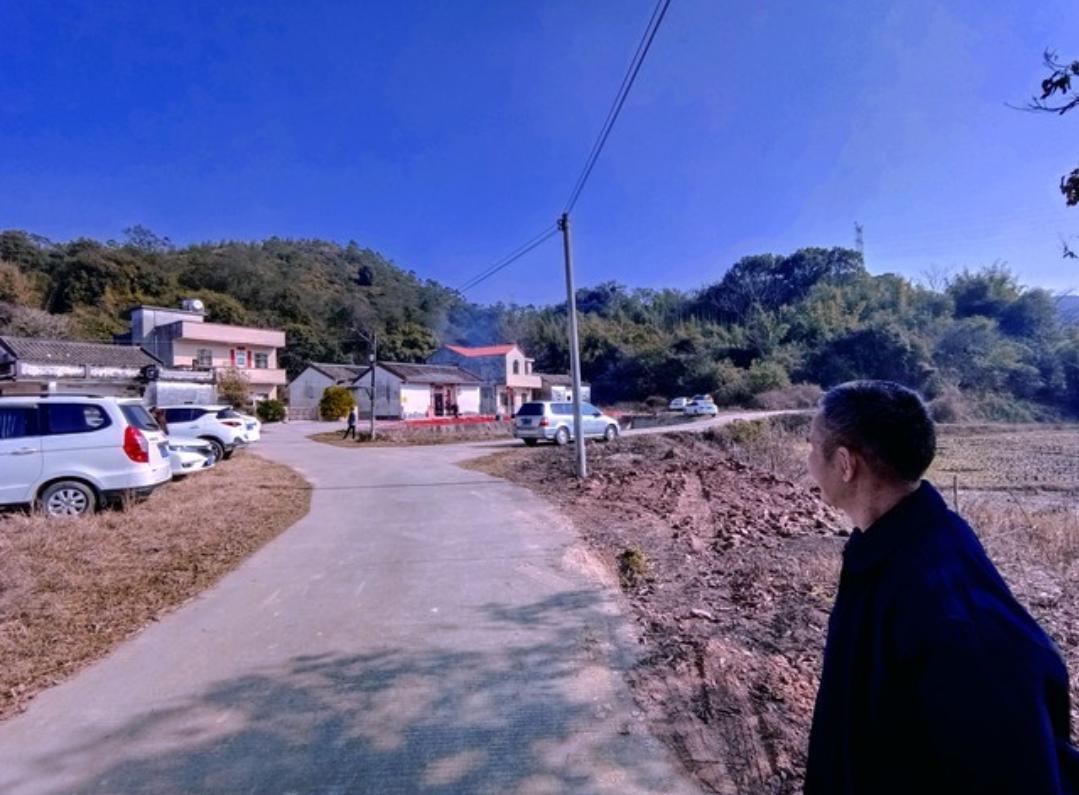 年前，老支书伤心地走了，过年都没有回来！老支书在我村主政近三十多年，根