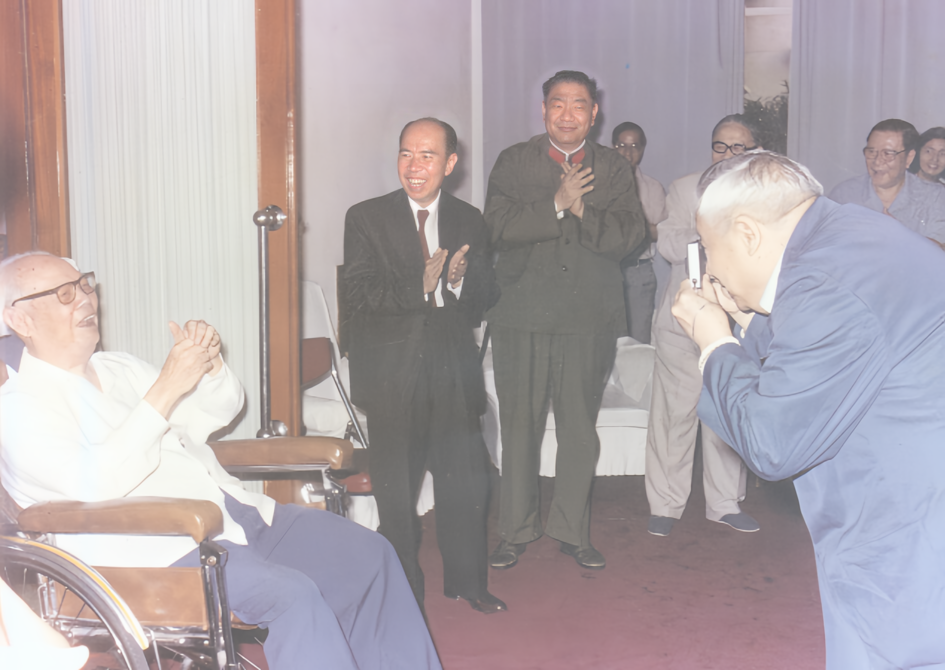 1983年5月9日，叶剑英元帅在广州度过86岁生日。廖承志副委员长亲自为他拍照。