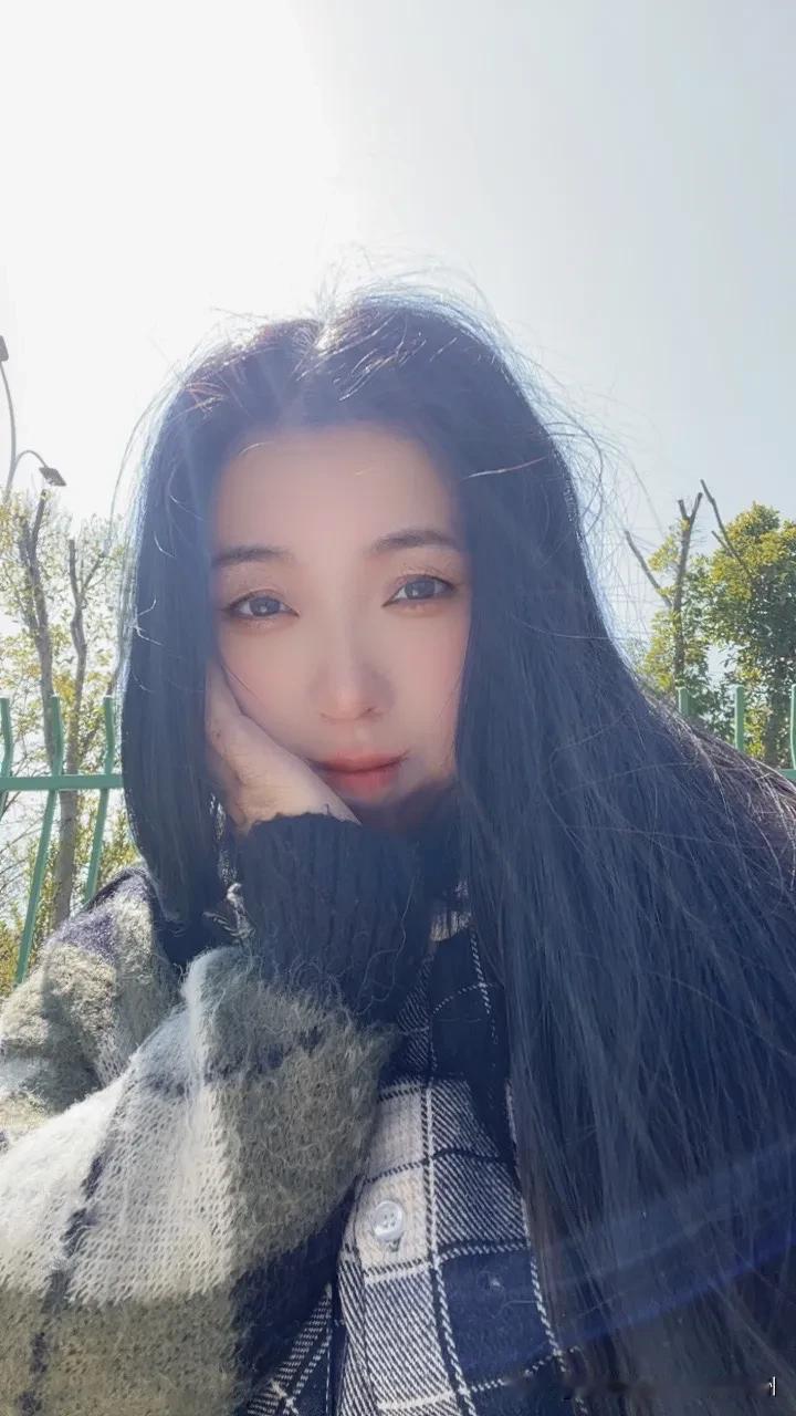 我是两个女儿的妈妈看到湖北读大学19岁女孩的悲剧，我流眼泪了，好悲惨，哪个父母