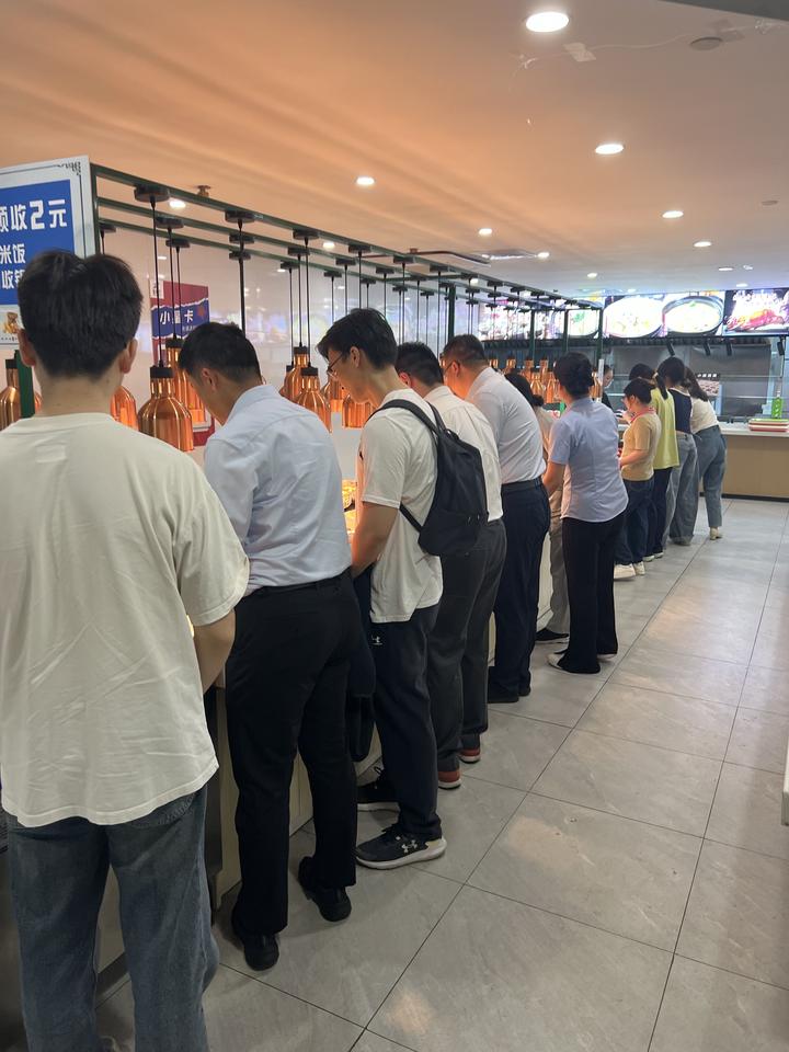 最后的午餐到这个月底食堂营业就结束了，打工人中午来吃最后的告别午餐：半盘酱爆腰