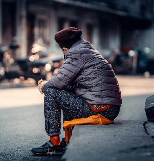 人老了，怎样才能过得快活一些？是儿女天天在跟前伺候？还是兜里揣着花不完的退休