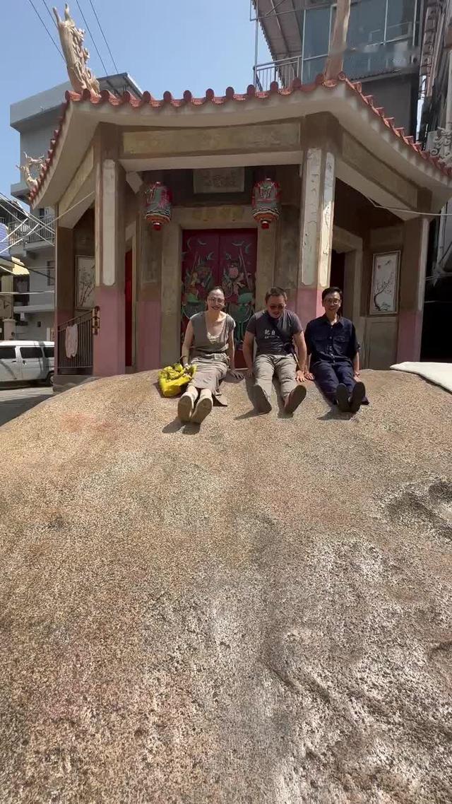 姚晨也是真的皮!回老家玩起了滑屁股石,网友好奇:裙子磨破了?