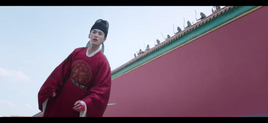 同样是倒地，可以看出导演的重要性