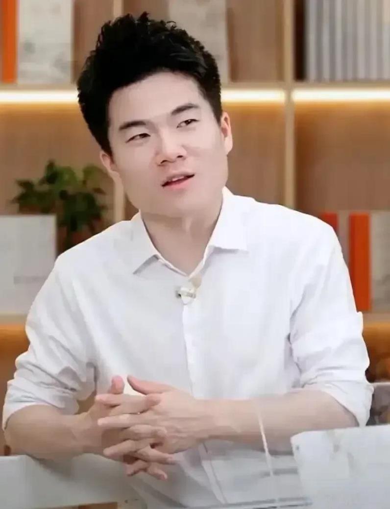 宇辉和东方甄选分开后，大家发现他几乎没再提余老师了。以前俩人直播时老提对方，气氛