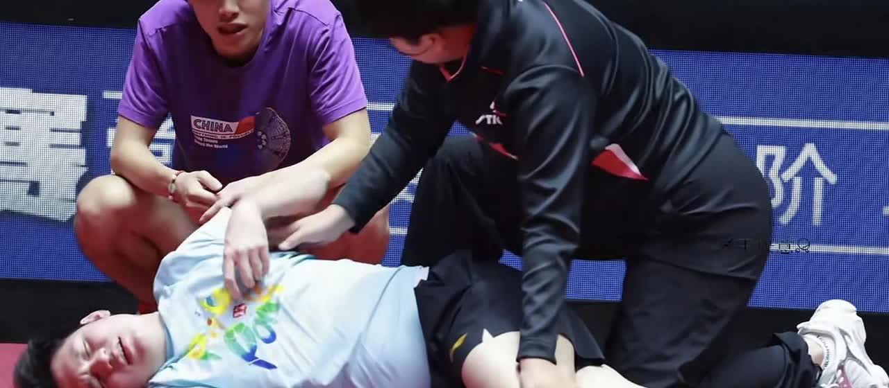 林诗栋受伤了吗？明显看着很不舒服的样子。被压腿看着脸色很痛苦，很不舒服。
