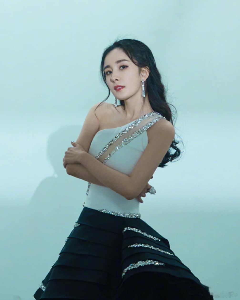 杨幂，优雅简约，甜美娇柔