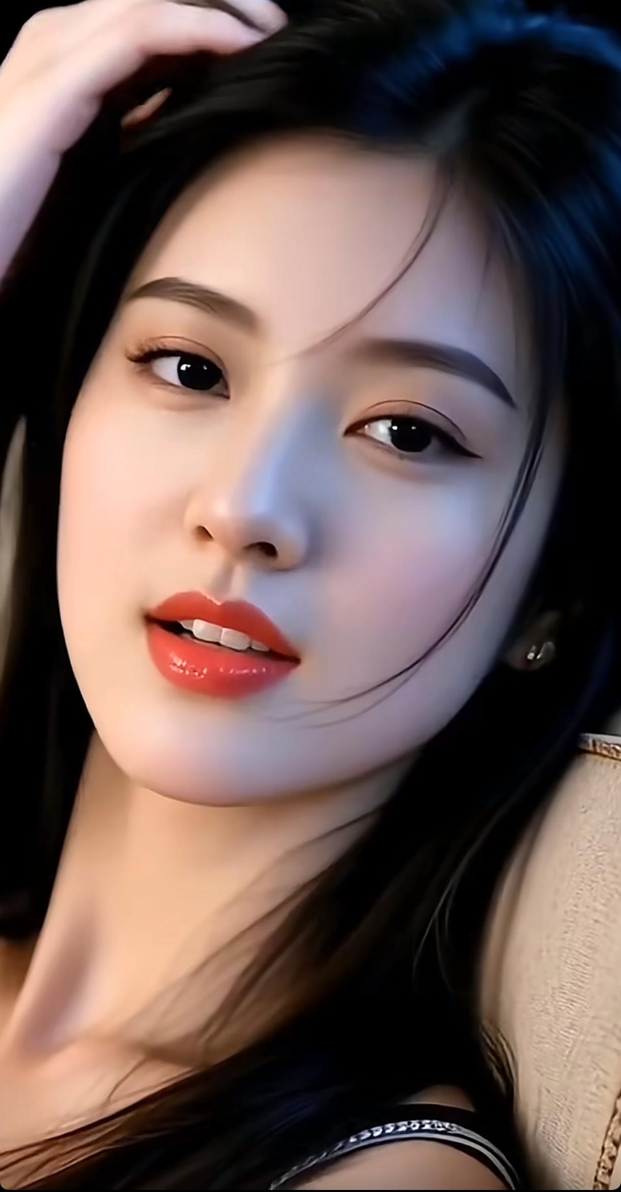 沉醉在温柔光影中的少女，唇红如火，眼波流转。分享甜美小姐姐随手拍秋日少女照自